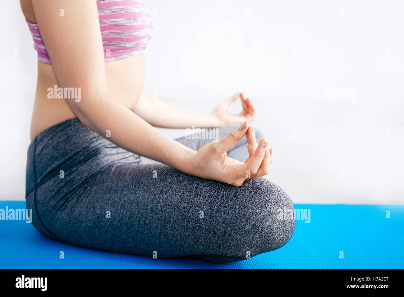 Primo piano della donna facendo yoga meditazione in lotus pongono posizione con spazio di copia Foto Stock