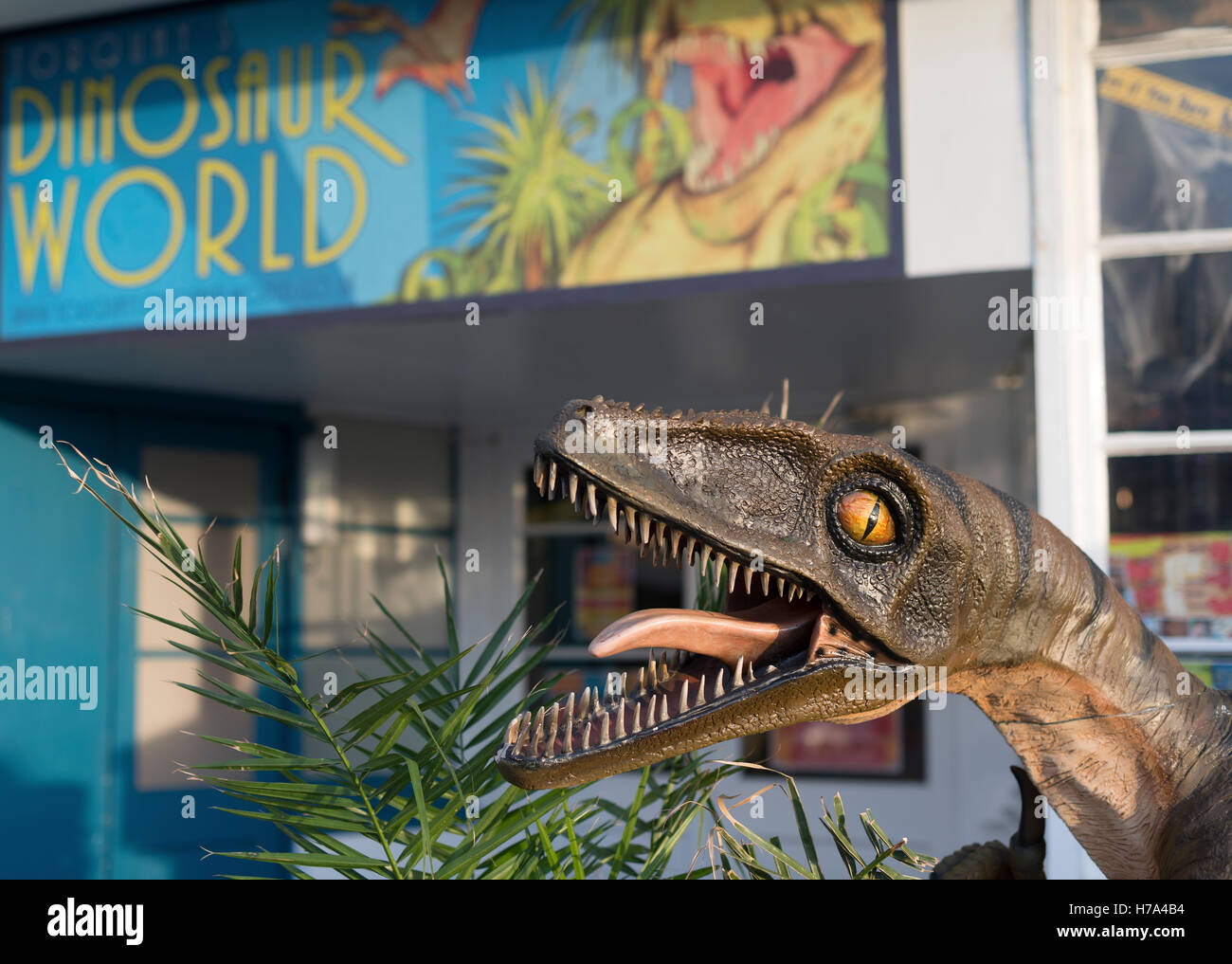 La pubblicità di dinosauro e firmare al di fuori del mondo dei dinosauri Torquay, Devon Regno Unito Foto Stock