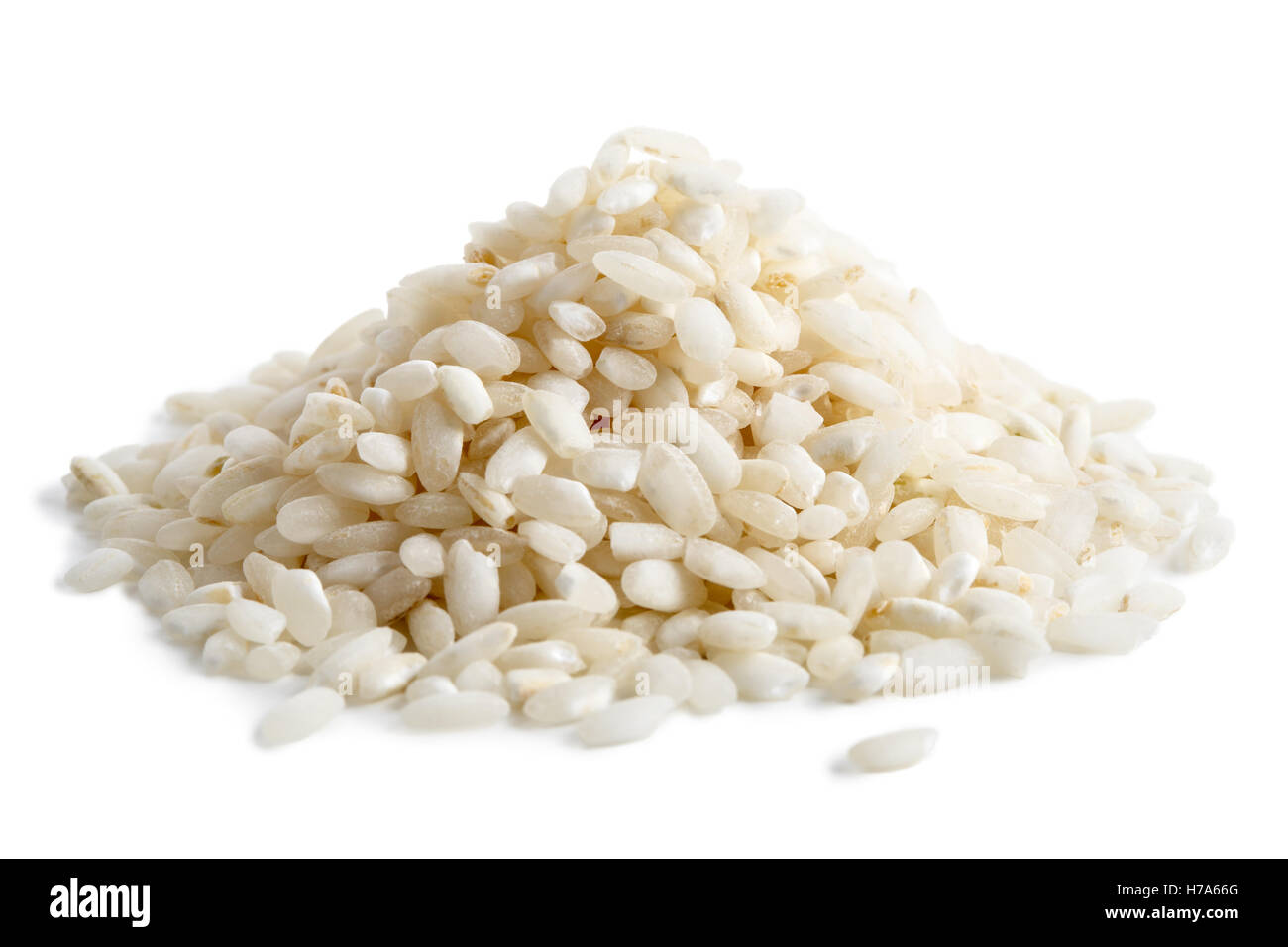 Pila di Arborio grana corta riso bianco isolato su bianco. Foto Stock