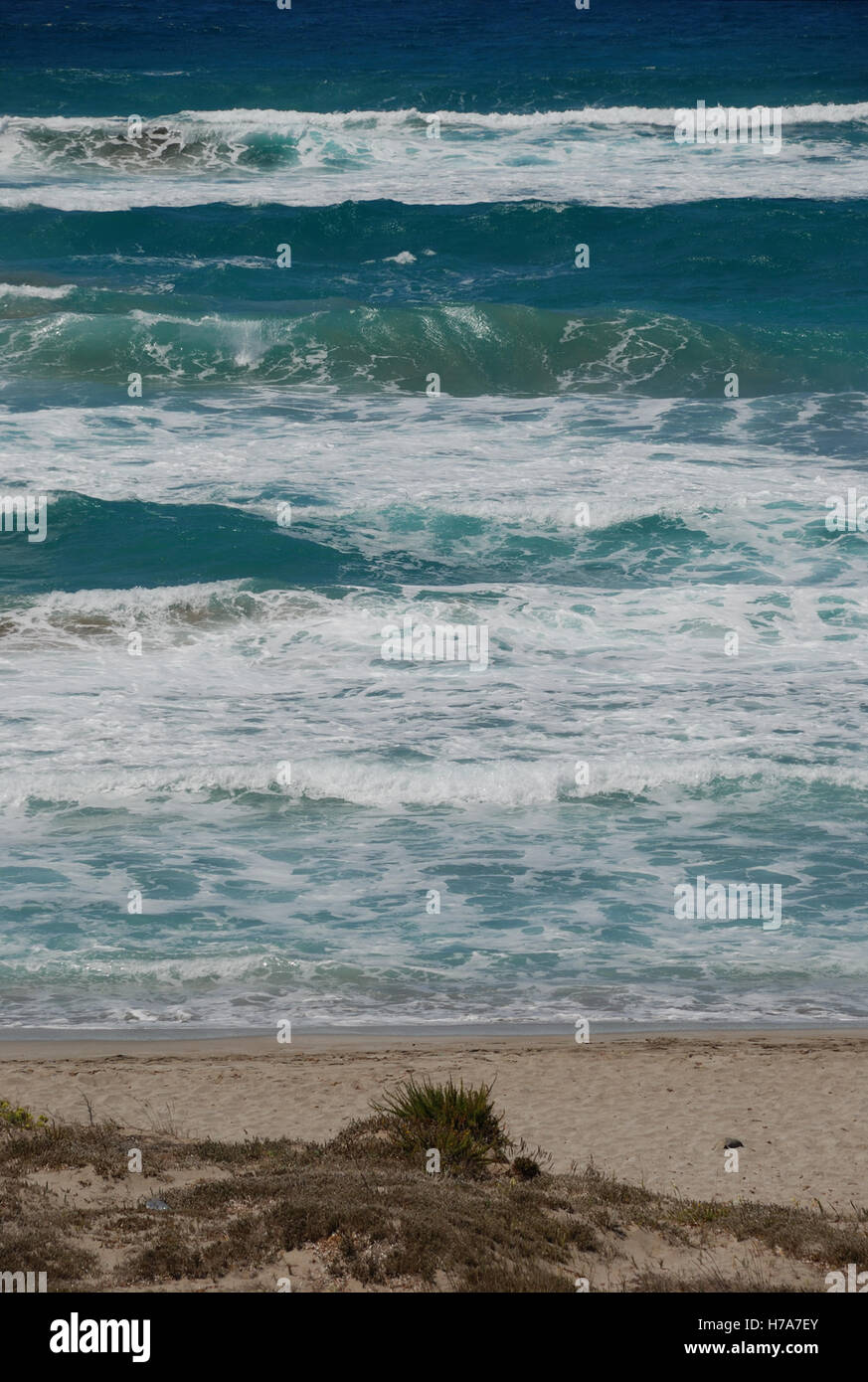 Le onde a spiaggia nella penisola del Sinis, Sardegna, Italia. Foto Stock