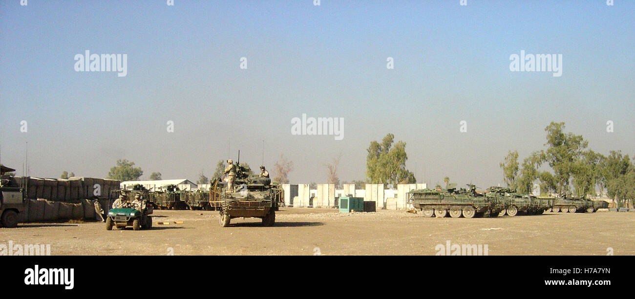 Xxv Novembre 2004 U.S. Army M1126 Stryker ICV in avanti una base operativa Marez a Mosul, nel nord Iraq. Foto Stock