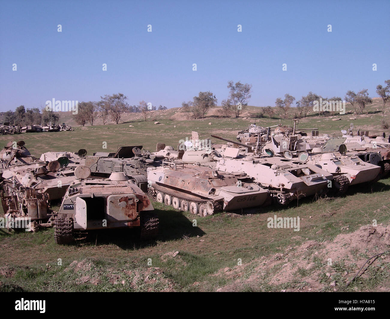 1 dicembre 2004 abbandonato corazza iracheno in avanti su una base operativa Marez, accanto all aeroporto di Mosul nel nord Iraq. Foto Stock