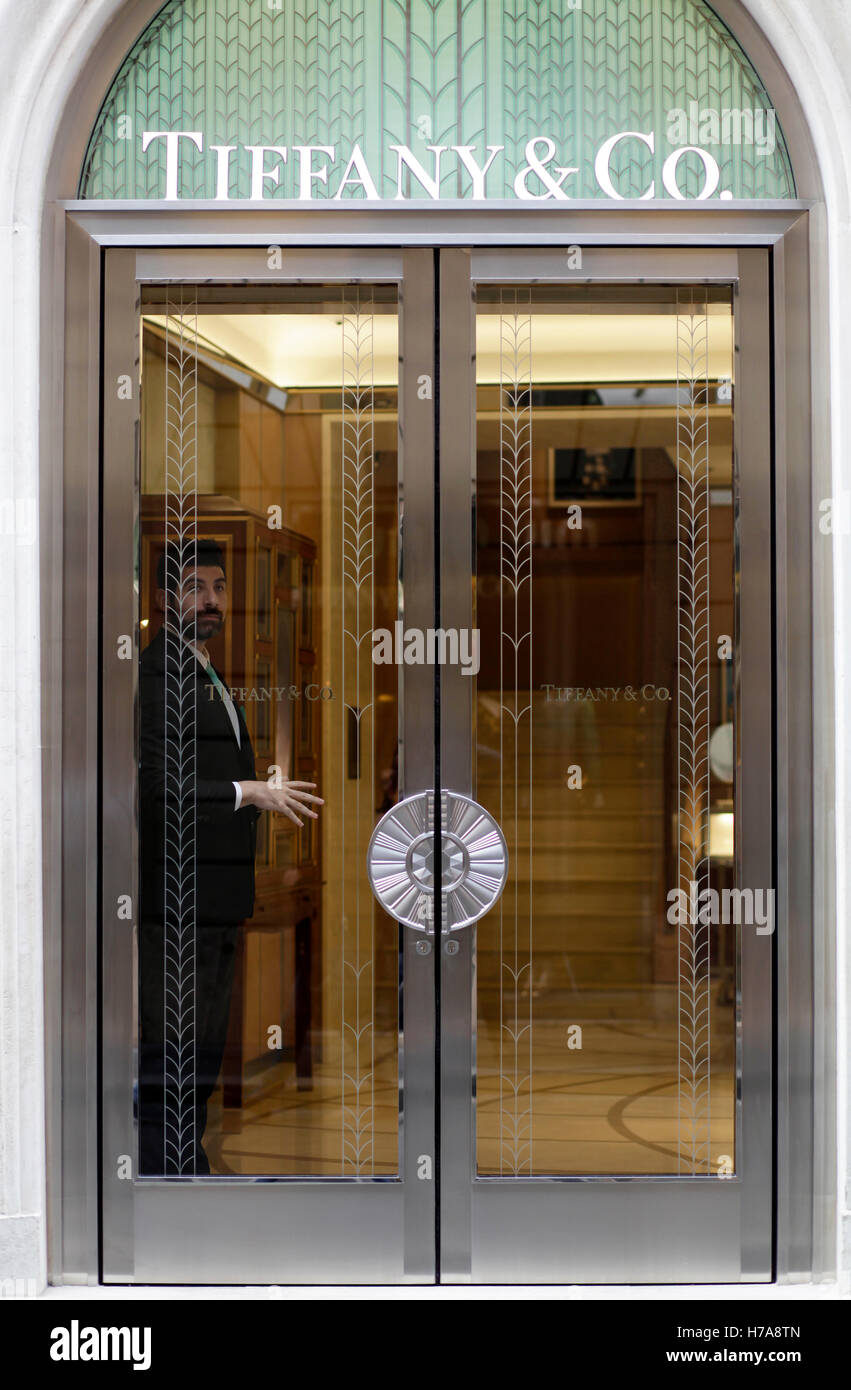 Tiffany & Co. negozio ingresso su Via del Corso, via principale dello  shopping a Roma, Italia Foto stock - Alamy