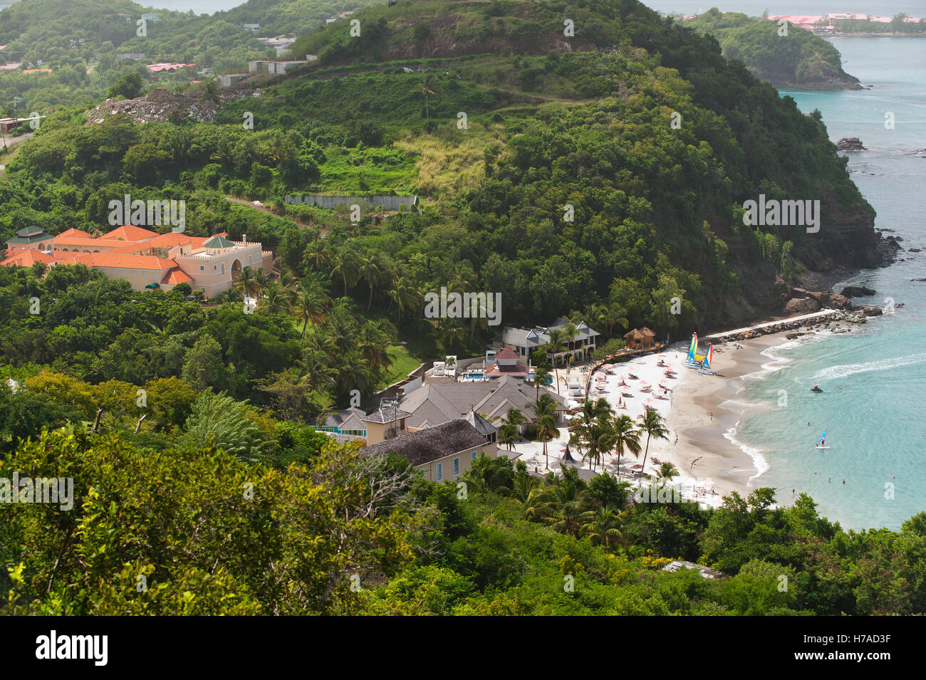 Tetti di resort con spiaggia privata sull isola caraibica di Saint Lucia Foto Stock