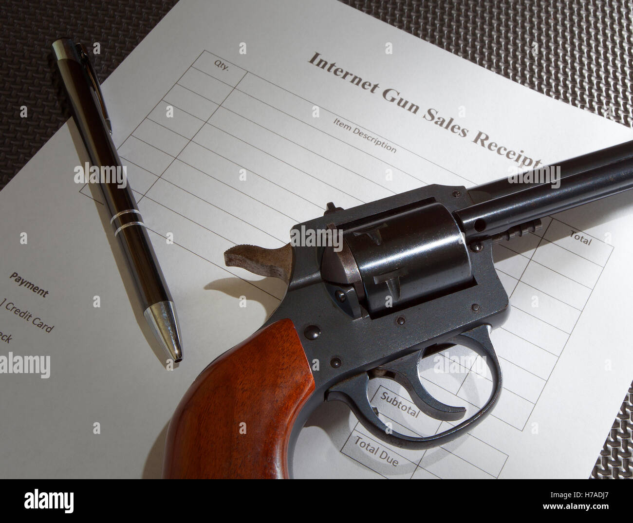 Revolver e penna su carta che indica che è in vendita sul web Foto Stock