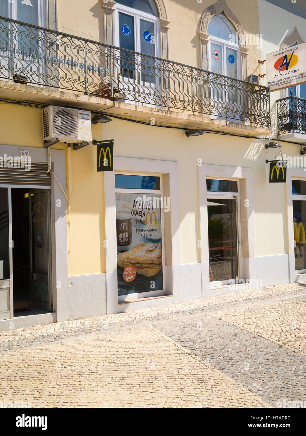 Il Portogallo Algarve IV c BC antico porto vecchio della città Faro McDonald's fast food hamburger ristorante o snack bar o caffè Foto Stock