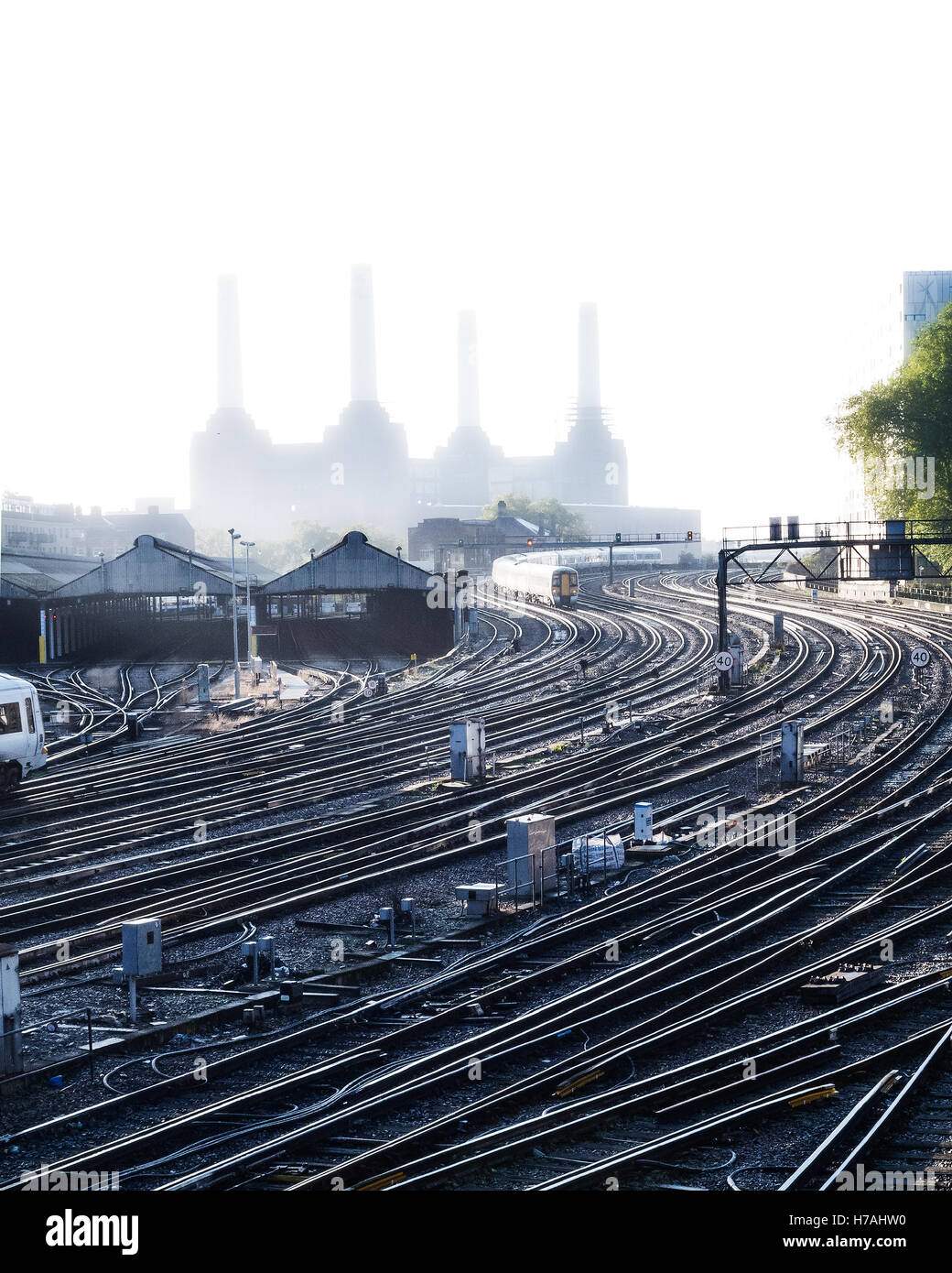 Il trasporto ferroviario links passato Battersea Power Station, Grad II edificio elencato nella nebbia, London, Regno Unito Foto Stock