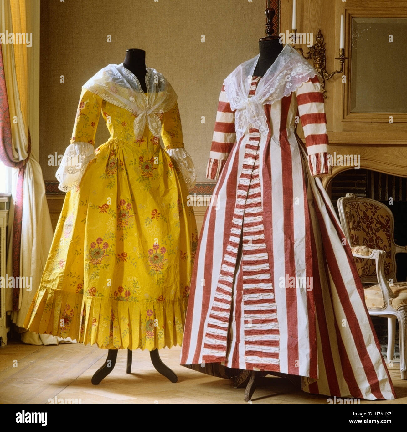 Giallo e rosso striato replica storica abiti di carta con Camicia in chiffon scialli di Isabelle de Borchgrave Foto Stock