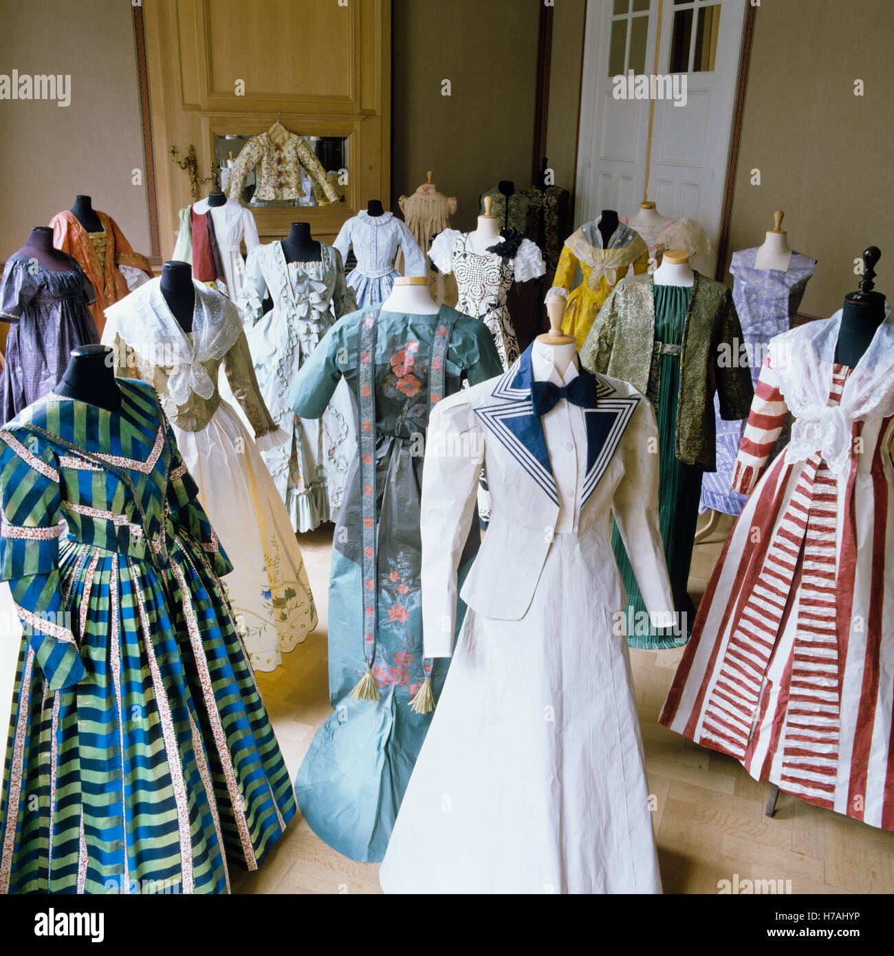La visualizzazione completa di replica storica abiti di carta di Isabelle de Borchgrave Foto Stock