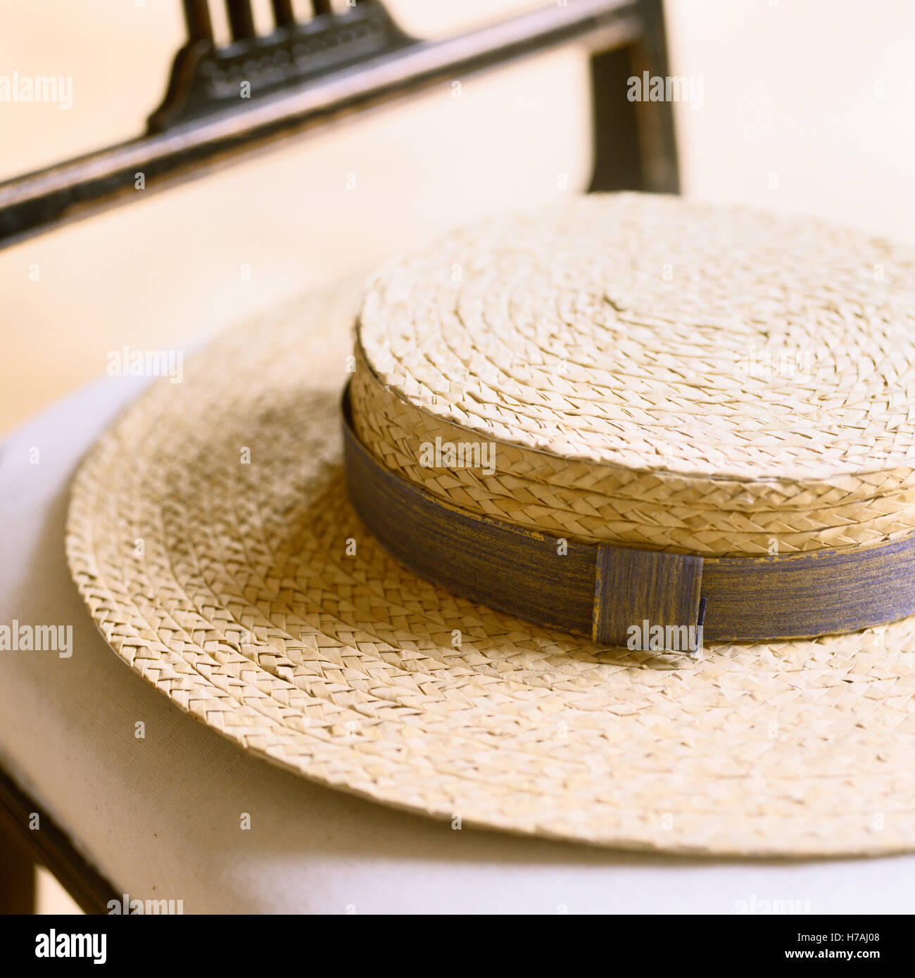 Paglia navigante hat con nastro, replica storica di Isabelle de Borchgrave Foto Stock