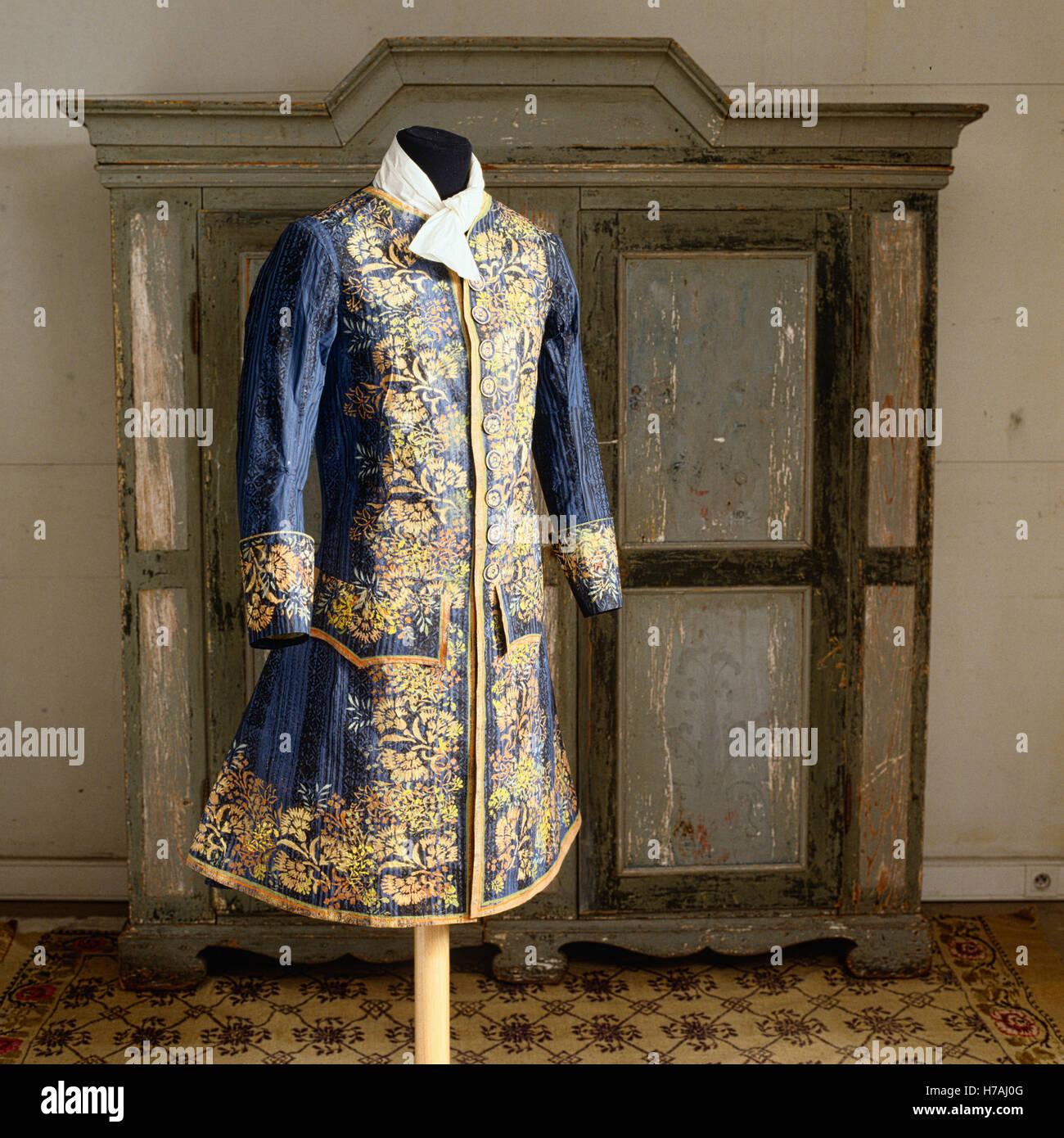 Giacca blu con giallo motivo floreale, replica storica fatta di carta di Isabelle de Borchgrave Foto Stock