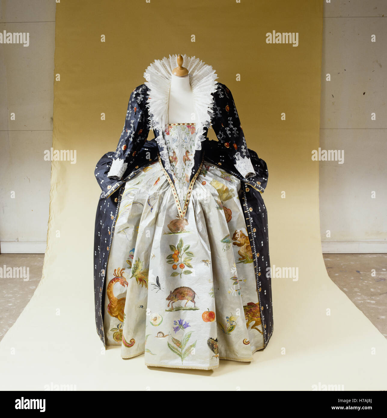 Xix secolo crinolina con stampa del mantello e collare in pizzo, replica storico vestito di carta di Isabelle de Borchgrave Foto Stock