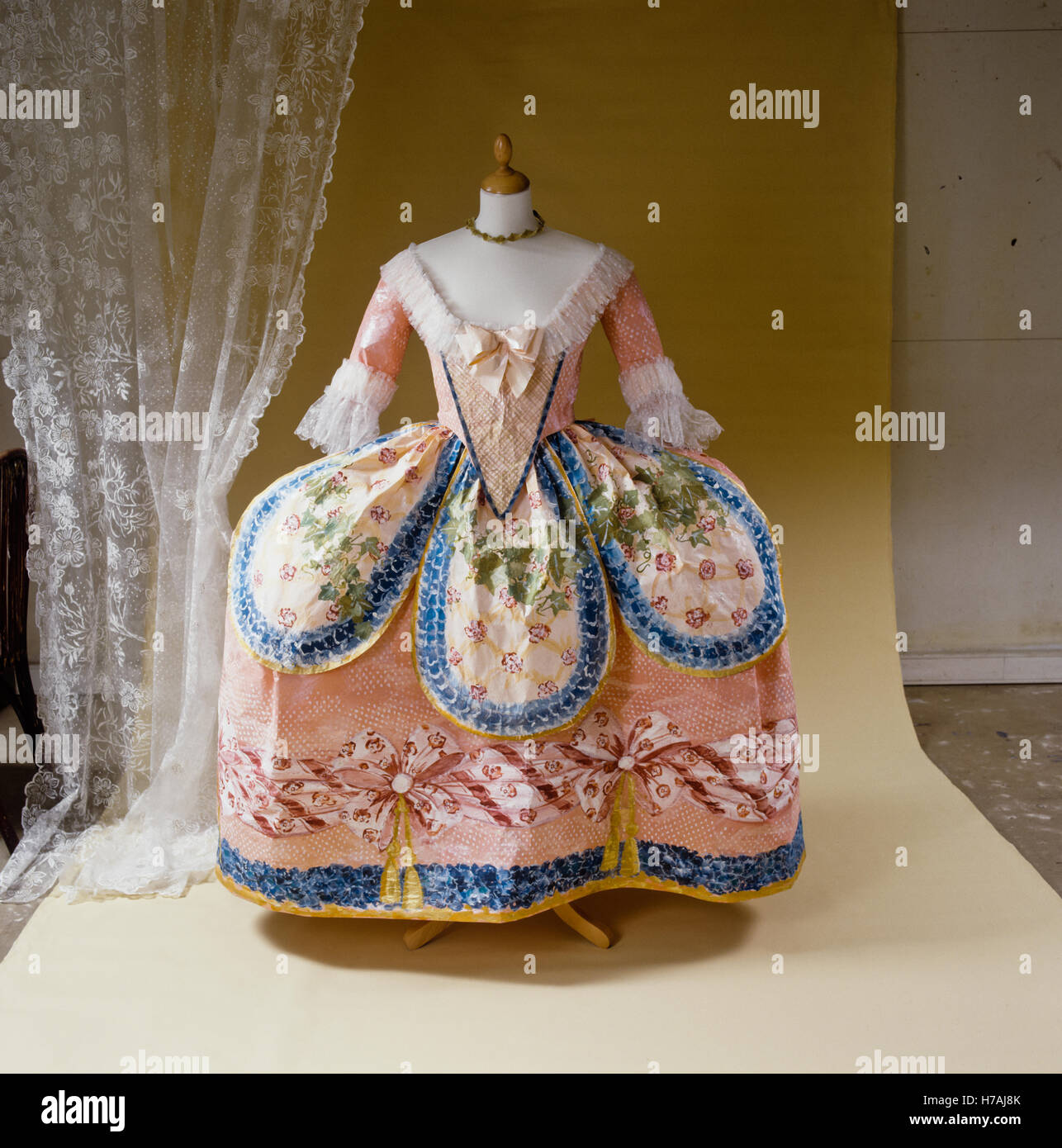 Stile del xix secolo crinolina di replica storico vestito di carta di Isabelle de Borchgrave Foto Stock