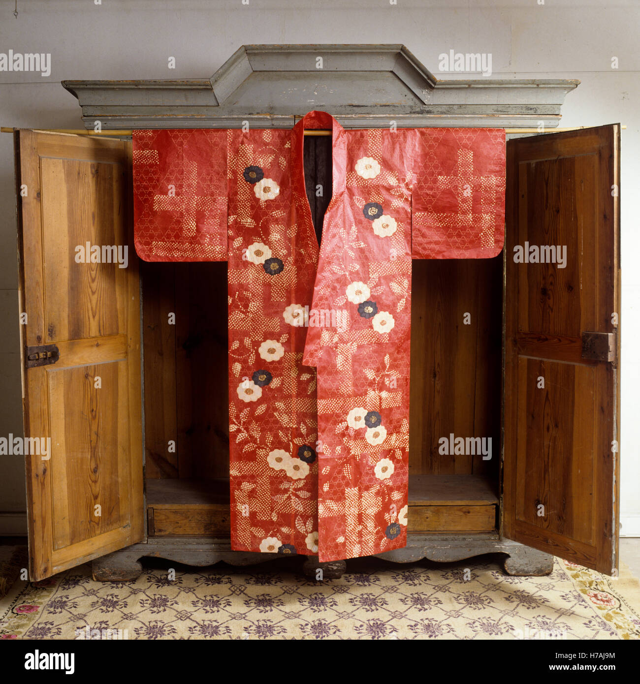 Red motivi floreali replica storica kimono di carta di Isabelle de  Borchgrave Foto stock - Alamy