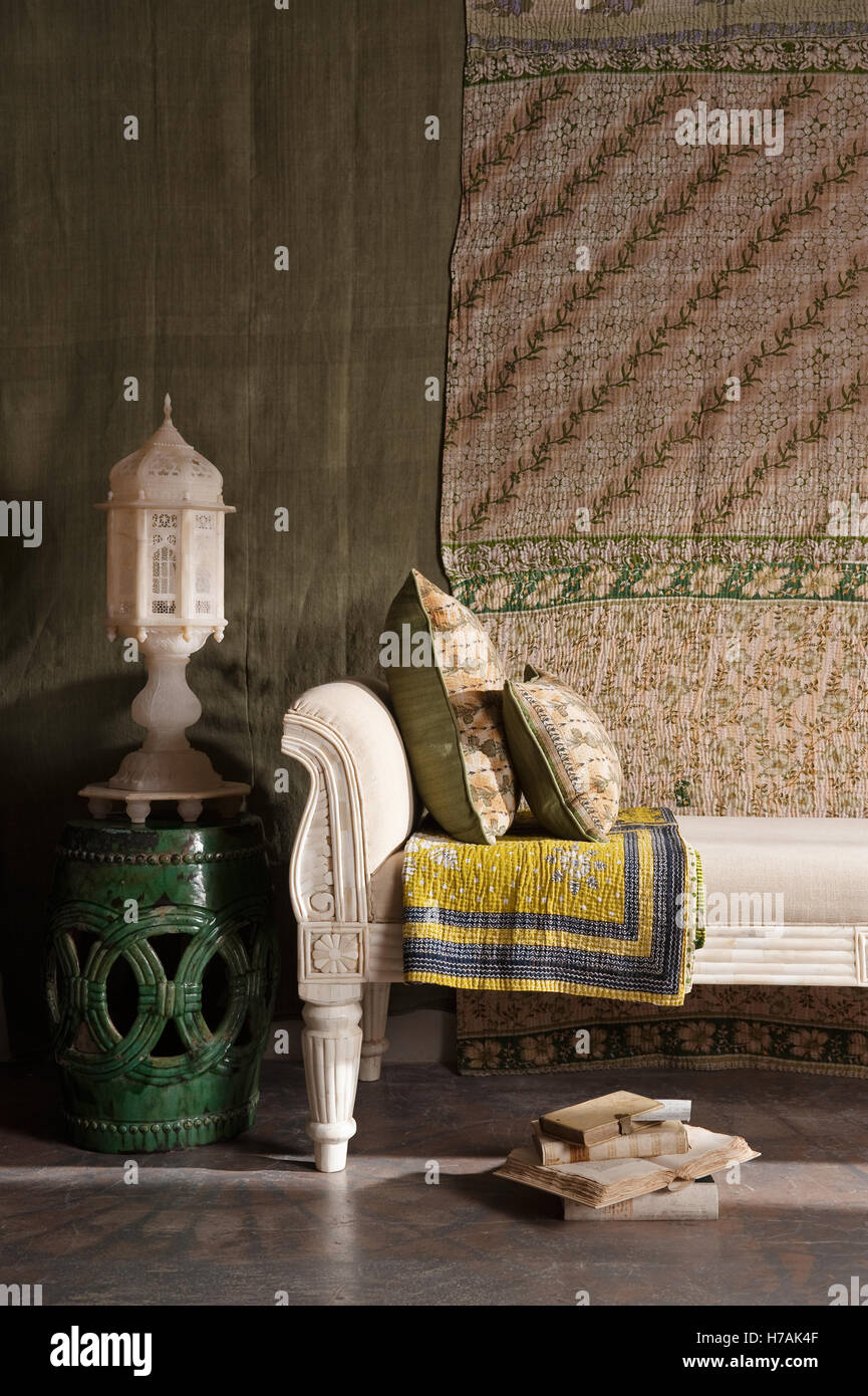 Verde barrell cinese di terracotta invetriata sgabello accanto a un bianco in stile regency divano Guinevere il negozio di antiquariato su Kings Road Foto Stock