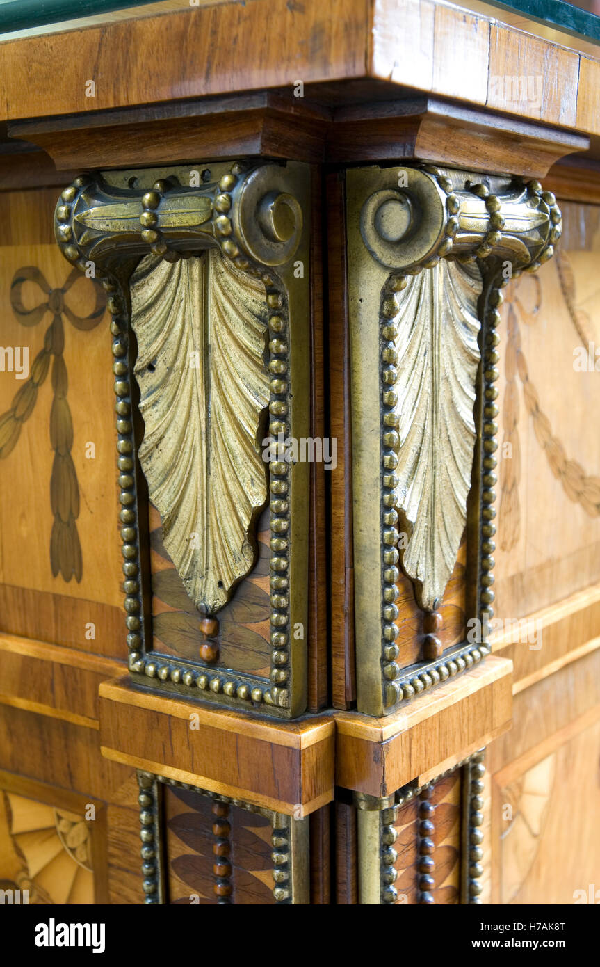 Decorativo foglia oro scorre sugli angoli della Minerva e Diana commode, Harewood House 1773 Foto Stock