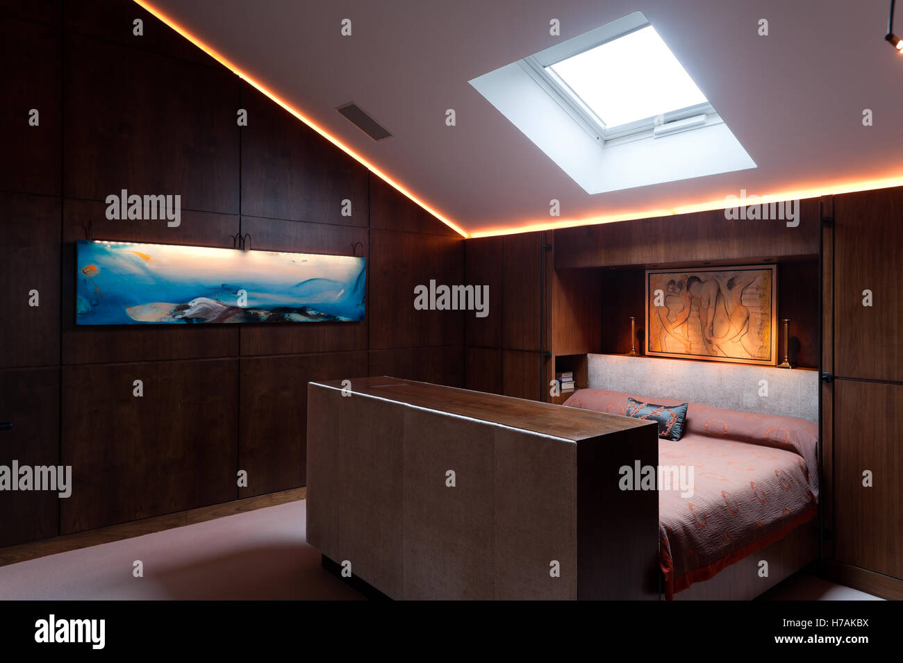 In pannelli di legno mansarda con camera da letto moderna tela arrt, interior design UK Foto Stock