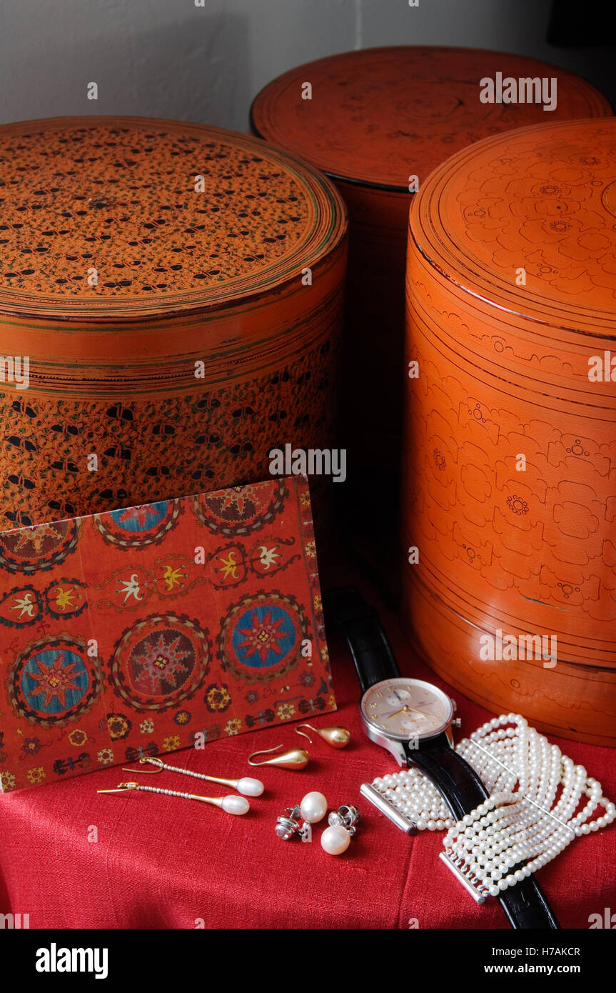 Oriental scrigni di gioielli e orologi con in casa di Londra, Inghilterra, Regno Unito Foto Stock