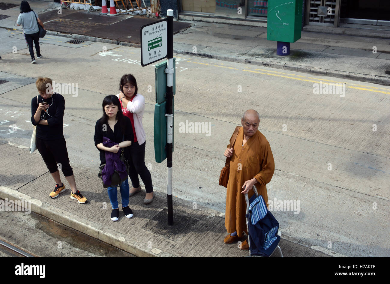 Persone in attesa tramvia Victoria Island Hong Kong Cina Foto Stock