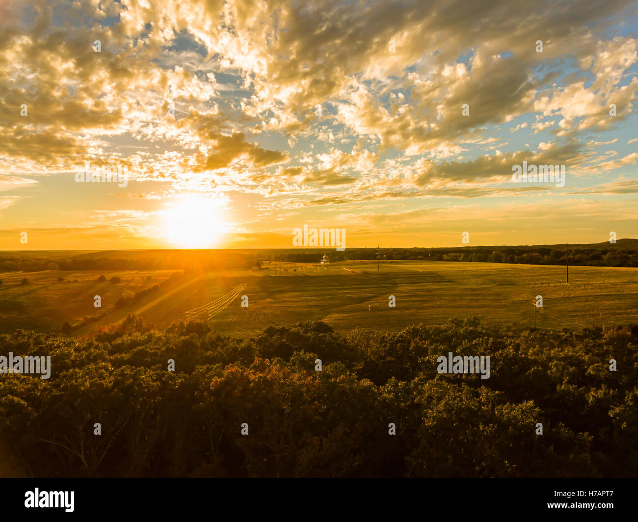 Bright vivid tramonto su un Missouri campo di fieno Foto Stock