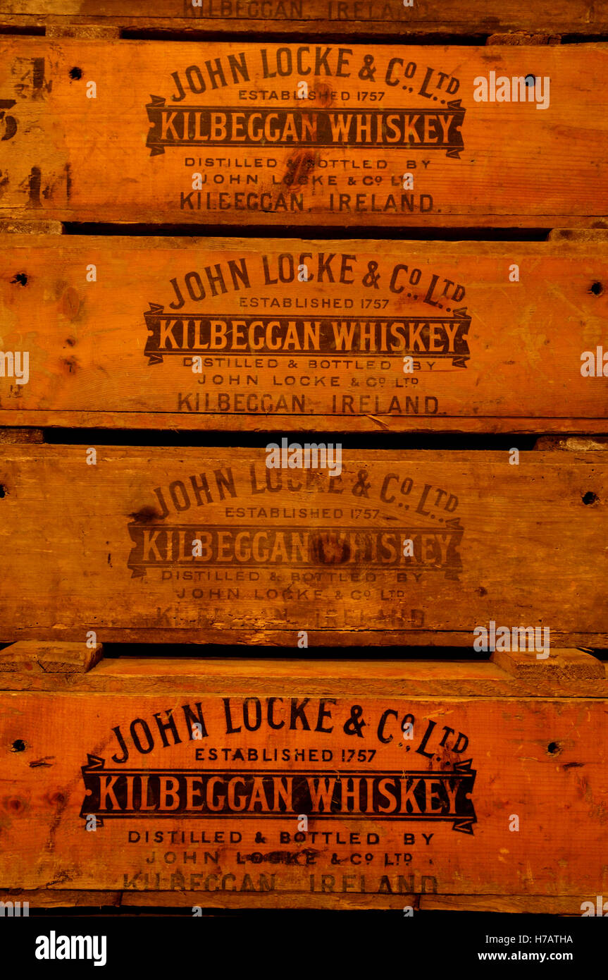 Il whiskey Kilbeggan casse di legno, John Locke & Co, Kilbeggan, Westmeath, Irlanda. Foto Stock