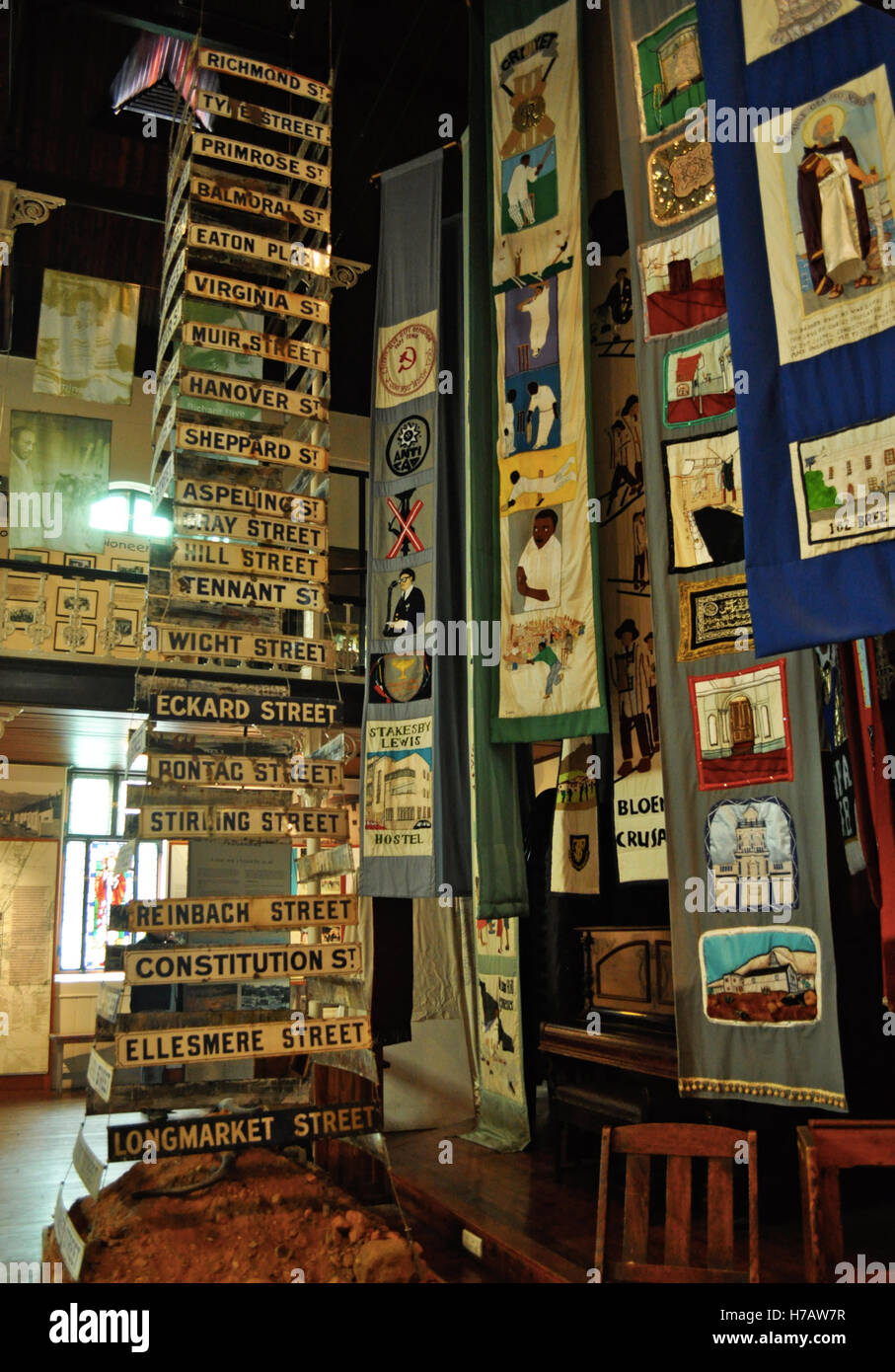 Cape Town, District Six Museum: la pila della vecchia segnaletica stradale prima della rimozione forzata degli abitanti del quartiere quartiere sei Foto Stock