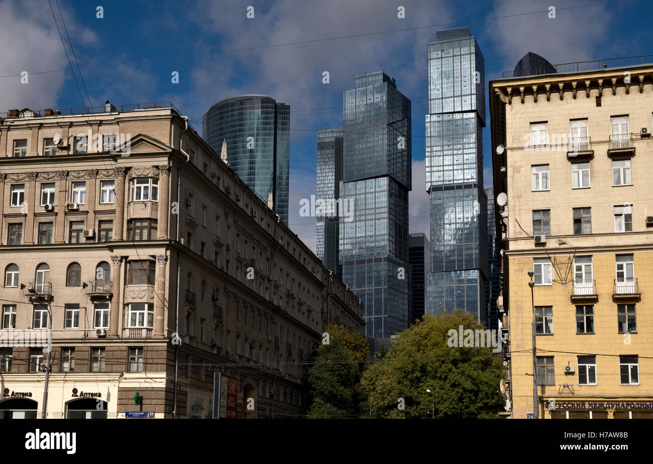 Mosca, Russia - 24 settembre: grattacieli di Moscow International Business Center tra vecchie case di Mosca, Russia su ECCETTO PONTI Foto Stock