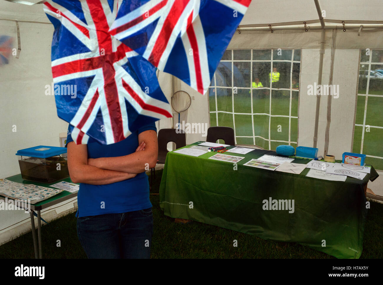 British, UK, union jack flag bloccare la vista di una persona, creando una metafora per incertezza, Foto Stock