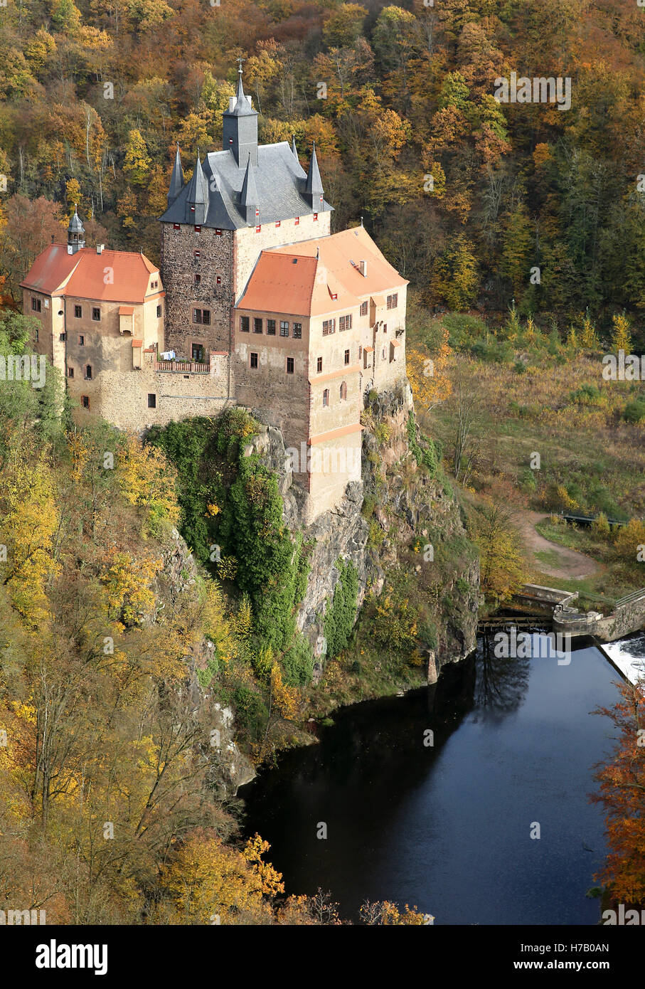 In Sassonia, Germania. 03 Nov, 2016. Il castello di Kriebstein sorge su di un paesaggio autunnale in Sassonia, Germania, 03 novembre 2016. Il 600-anno-vecchio castello è ampiamente considerato come il più bel castello in stato di Sassonia ed è stato utilizzato in numerose occasioni come impostazione di qualità cinematografica per le favole. Foto: Jan Woitas/dpa/Alamy Live News Foto Stock