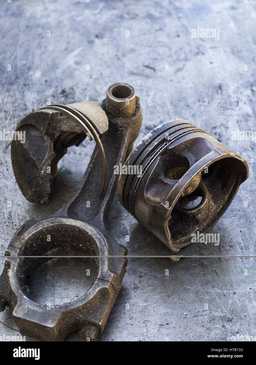 Rotto e utilizzato il pistone sul vecchio sfondo di metallo. 3 Novembre, 2016. Messa a fuoco selettiva © Igor Golovniov/ZUMA filo/Alamy Live News Foto Stock