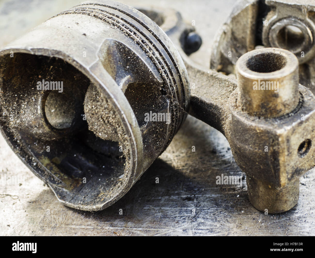 Rotto e utilizzato il pistone sul vecchio sfondo di metallo. 3 Novembre, 2016. Messa a fuoco selettiva © Igor Golovniov/ZUMA filo/Alamy Live News Foto Stock