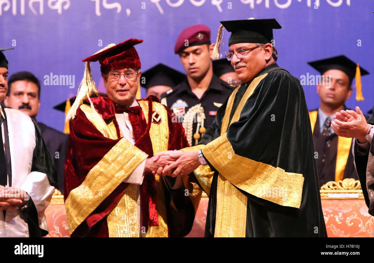 Kathmandu, Nepal. 3 Novembre, 2016. Presidente indiano Pranab Mukherjee (L) stringe la mano con il nepalese il Primo Ministro Pushpa Kamal Dahal durante la convocazione speciale programma organizzato in occasione del Giubileo d'argento di Kathmandu University di Kathmandu, capitale del Nepal, nov. 3, 2016. Presidente indiano Pranab Mukherjee è arrivato a Kathmandu il mercoledì per una tre giorni di visita di stato in Nepal. Credito: Sunil Sharma/Xinhua/Alamy Live News Foto Stock
