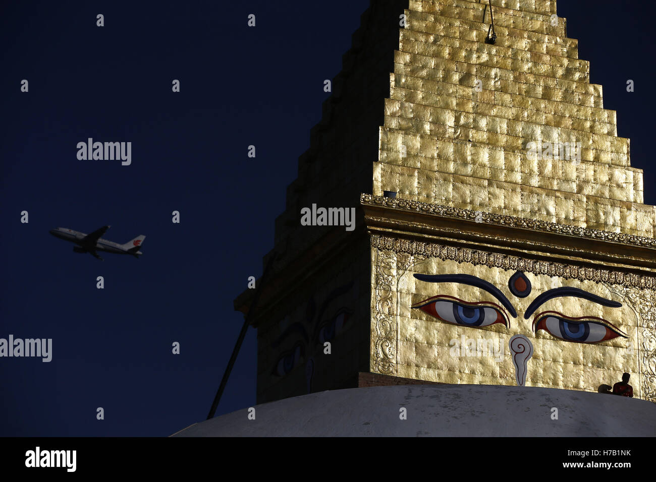 Kathmandu, Nepal. 3 Novembre, 2016. Un aereo passa dal Stupa Boudhanath attualmente in fase di ricostruzione in Kathmandu, Nepal, giovedì 03 novembre, 2016. Lo stupa che è stata danneggiata nel terremoto 2015 dovrebbe essere completato nel corso di questo mese, secondo la zona di Boudhanath Comitato di sviluppo. Credito: Skanda Gautam/ZUMA filo/Alamy Live News Foto Stock
