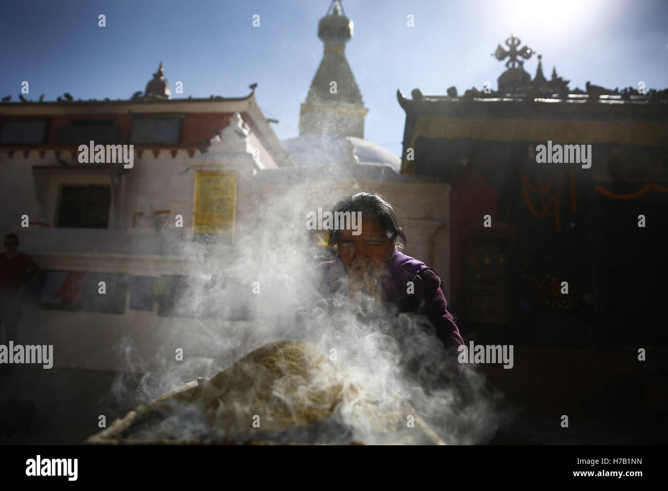 Kathmandu, Nepal. 3 Novembre, 2016. Una donna Nepalese offrendo preghiere davanti alla Stupa Boudhanath attualmente in fase di ricostruzione in Kathmandu, Nepal, giovedì 03 novembre, 2016. Lo stupa che è stata danneggiata nel terremoto 2015 dovrebbe essere completato nel corso di questo mese, secondo la zona di Boudhanath Comitato di sviluppo. Credito: Skanda Gautam/ZUMA filo/Alamy Live News Foto Stock