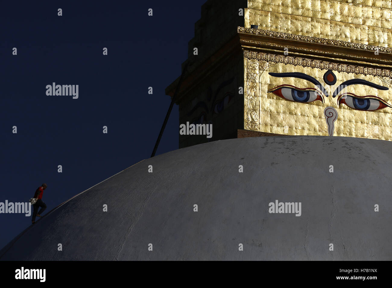 Kathmandu, Nepal. 3 Novembre, 2016. Un operaio Nepalese si arrampica sulla sommità della Stupa Boudhanath attualmente in fase di ricostruzione in Kathmandu, Nepal, giovedì 03 novembre, 2016. Lo stupa che è stata danneggiata nel terremoto 2015 dovrebbe essere completato nel corso di questo mese, secondo la zona di Boudhanath Comitato di sviluppo. Credito: Skanda Gautam/ZUMA filo/Alamy Live News Foto Stock