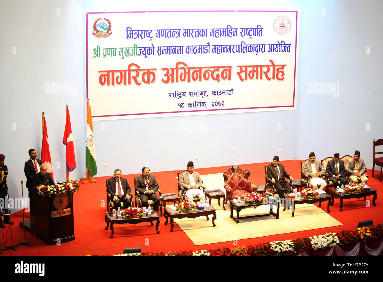 (161103) -- Kathmandu, nov. 3, 2016 (Xinhua) -- Presidente indiano Pranab Mukherjee (L) risolve una civic reception organizzato per felicitate la visita del presidente da Kathmandu città metropolitana (KMC) a Kathmandu, capitale del Nepal, nov. 3, 2016. Presidente indiano Pranab Mukherjee è arrivato a Kathmandu il mercoledì per una tre giorni di visita di stato in Nepal su invito del suo omologo nepalese Bidhya Devi Bhandari. (Xinhua/Sunil Sharma) (SXK) Foto Stock