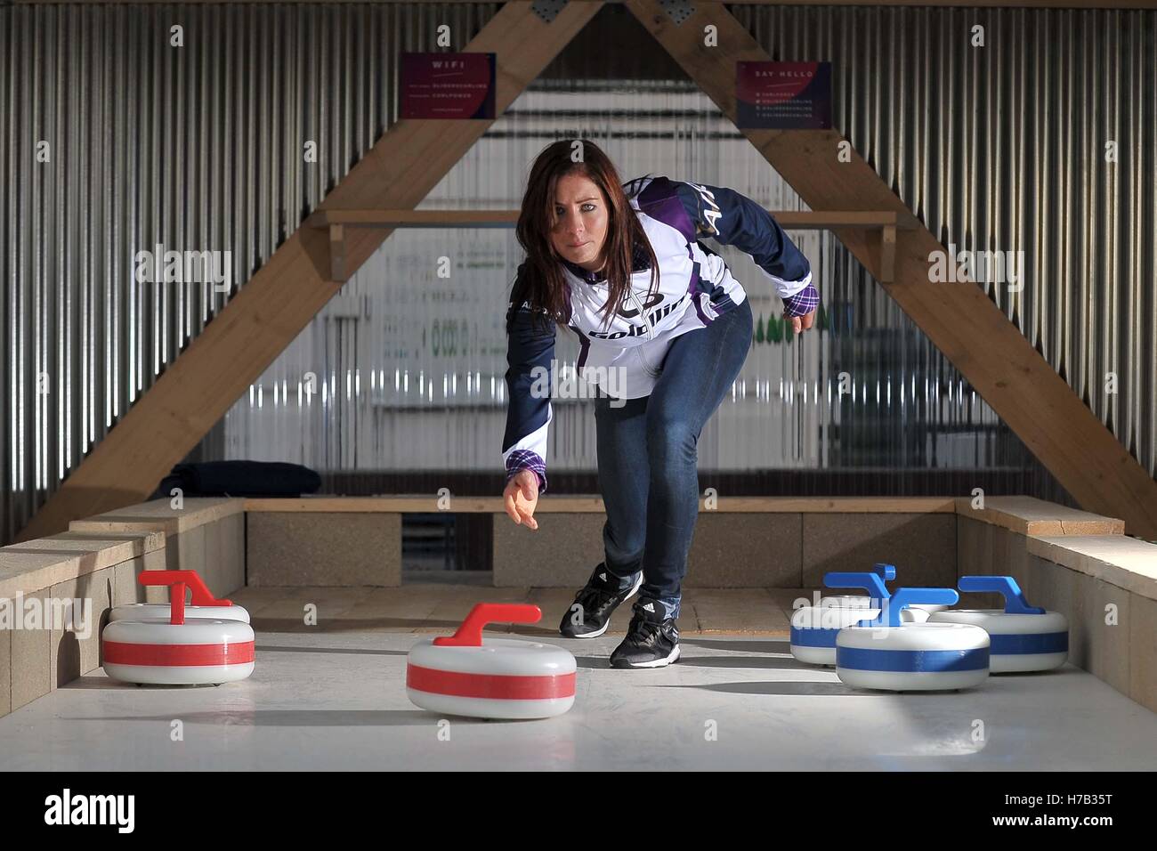 Londra, Regno Unito. 3 Novembre, 2016. Eve Muirhead all'apertura del nuovo tetto centro di arricciatura nella zona est di Londra. Cursori. Tetto est. Stratford Shopping Center. Londra. In Inghilterra. Regno Unito. 03/11/2016. Credito: Sport In immagini/Alamy Live News Foto Stock