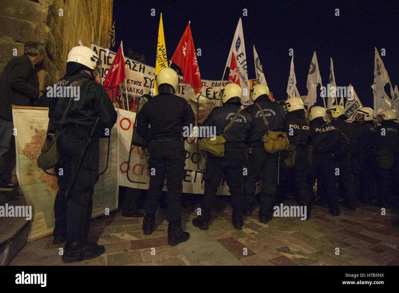 Nafplio, Peloponneso e Grecia. 3 Novembre, 2016. I membri dell'ala sinistra del partito popolare unità insieme con i governi locali rappresentanti e cittadini protestare contro Hans-Joachim Fuchtel la visita. Legislatore tedesco Hans-Joachim Fuchtel visiti la città di Nafplio nel Peloponneso per partecipare alla sesta assemblea Greek-German, un istituto, secondo alcuni manifestanti, utilizzato da imprenditori tedeschi per acquistare il patrimonio statale. Credito: Nikolas Georgiou/ZUMA filo/Alamy Live News Foto Stock