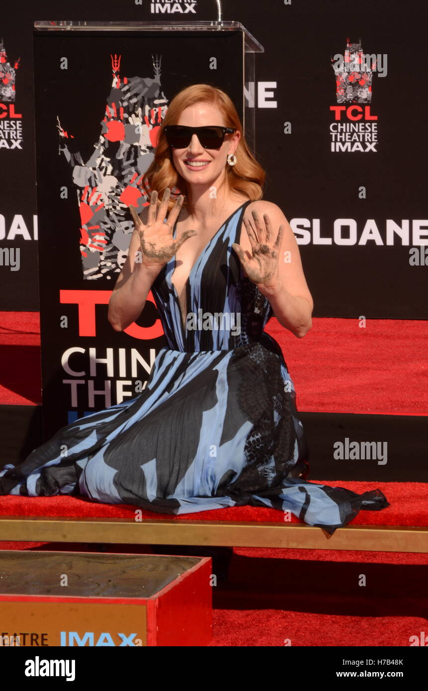 Hollywood, CA. 3 Novembre, 2016. Jessica Chastain mano footprint e cerimonia di TCL Chinese Theatre in Hollywood, la California il 3 novembre 2016. Credito: David Edwards/media/punzone Alamy Live News Foto Stock