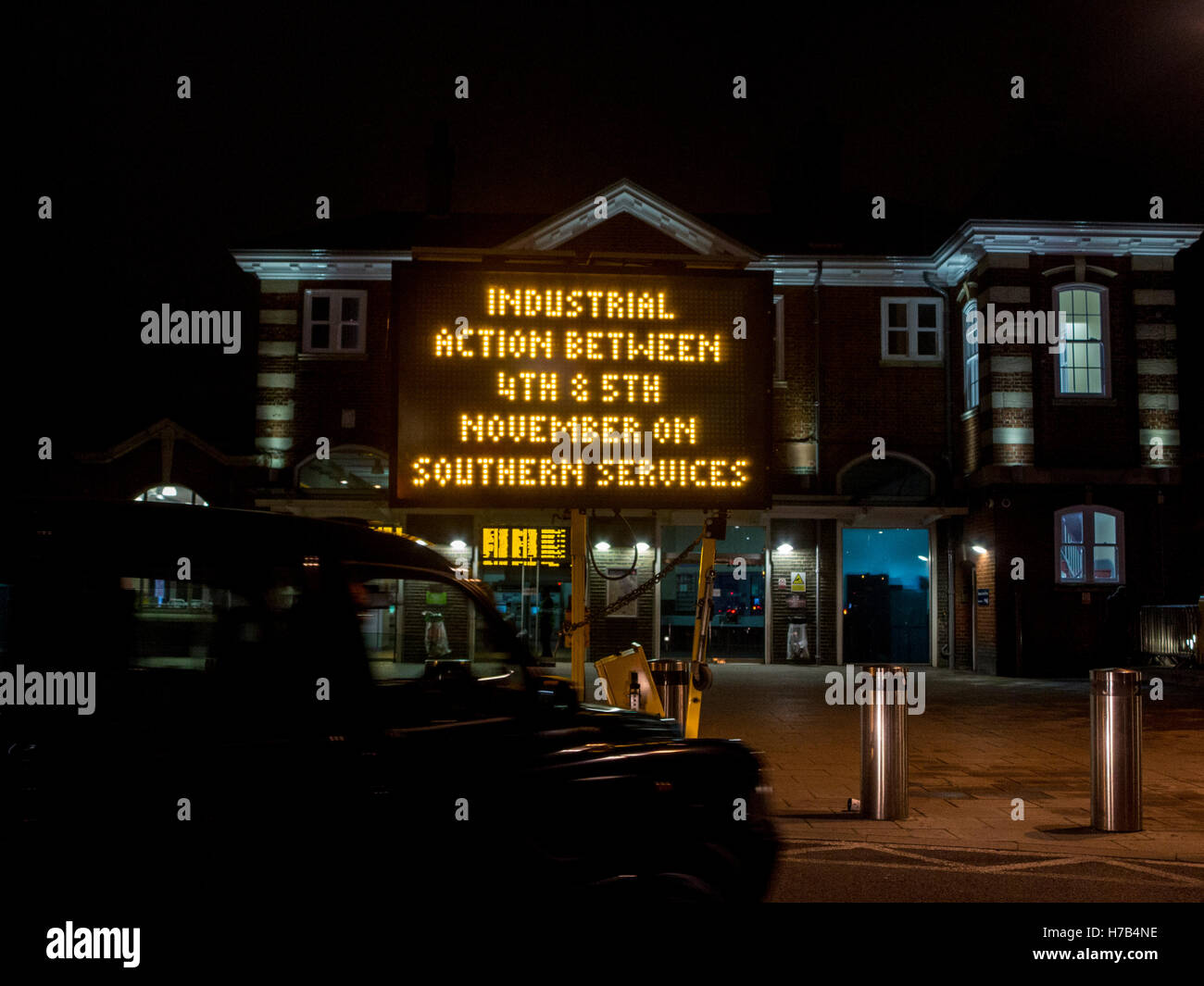 3 Novembre 2016 - Clapham Junction Station in anticpation del Sud successivo treno sciopero il 4 e 5 novembre Credito: Nick Moore/Alamy Live News Foto Stock