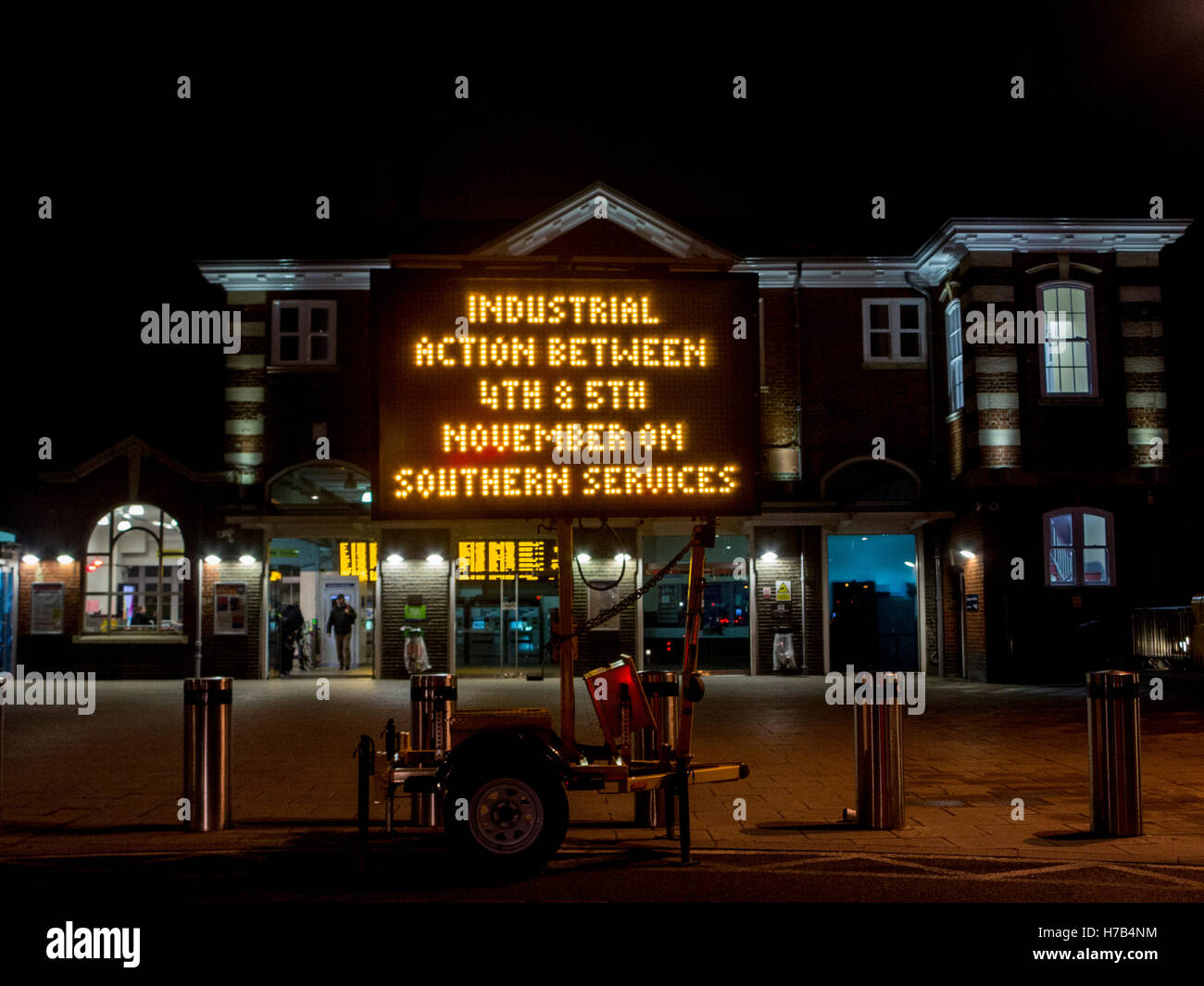 3 Novembre 2016 - Clapham Junction Station in anticpation del Sud successivo treno sciopero il 4 e 5 novembre Credito: Nick Moore/Alamy Live News Foto Stock