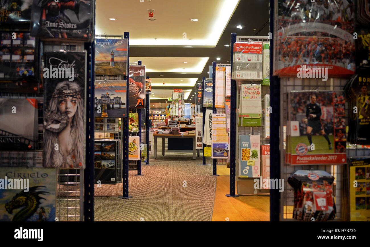 Calandre con vari temi e da fornitori diversi sono in mostra in una libreria in Frankfurt am Main, Germania, 03 novembre 2016. Nonostante la digitalizzazione, calandre sono ancora vendendo bene nelle librerie. Il business dice che la gente ha bisogno di loro rituale annuale. Foto: SUSANN PRAUTSCH/dpa Foto Stock
