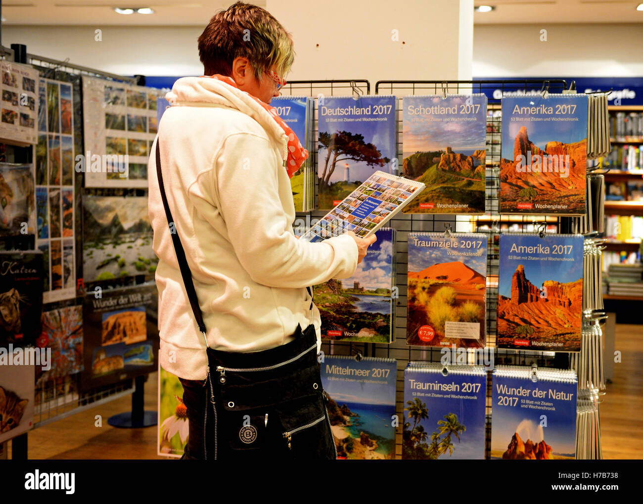 Ulrike Goebel guarda calandre di viaggio in una libreria in Frankfurt am Main, Germania, 03 novembre 2016. Nonostante la digitalizzazione, calandre sono ancora vendendo bene nelle librerie. Il business dice che la gente ha bisogno di loro rituale annuale. Foto: SUSANN PRAUTSCH/dpa Foto Stock