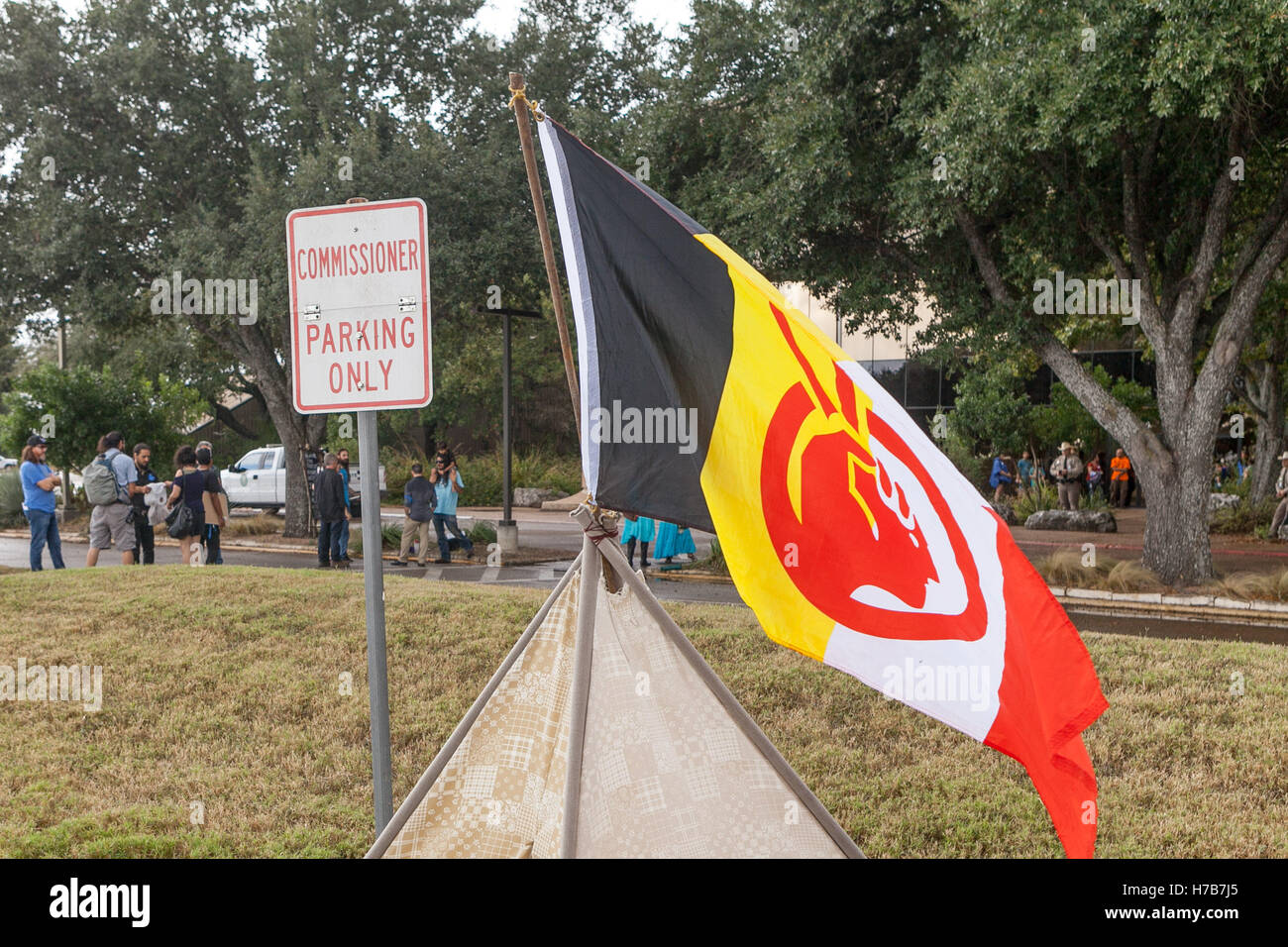 Austin, TX, Stati Uniti d'America. 3 Novembre, 2016. I manifestanti si riuniranno presso il Texas Parchi e Commissari riunione giovedì per protestare contro Commissione stati Kelcy Warren, presidente e CEO di trasferimento di energia partner la società dietro il Dakota Pipeline di accesso. I manifestanti hanno chiesto a Warren per recuse se stesso su un'azione corrente prima della commissione che prevede di consentire una pipeline per essere costruito attraverso il J.D. Murphree Wildlife Management Area. Credito: ZUMA Press, Inc./Alamy Live News Foto Stock