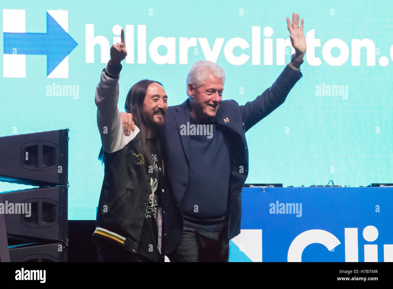 Las Vegas, Stati Uniti d'America. 03 Nov, 2016. L'ex Presidente Bill Clinton rally UNLV gli studenti a uscire a votare il concerto del 3 novembre 2016 a Cox Pavilion dell'UNLV campus in Las Vegas NV. Credito: la foto di accesso/Alamy Live News Foto Stock