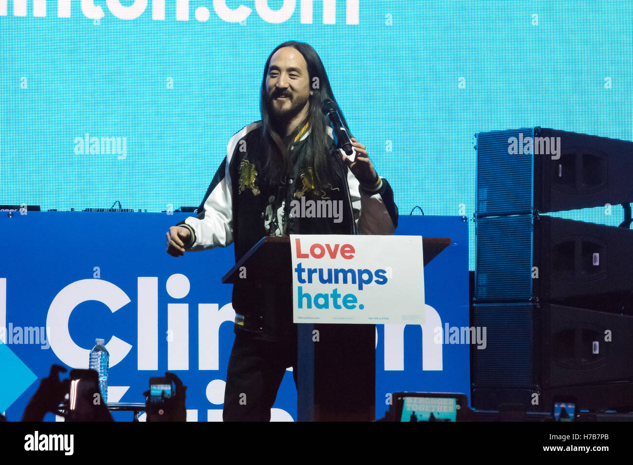 Las Vegas, Stati Uniti d'America. 03 Nov, 2016. DJ Steve Aoki esegue per UNLV gli studenti a ottenere il voto concerto il 3 novembre 2016 a Cox Pavilion dell'UNLV campus in Las Vegas NV. Credito: la foto di accesso/Alamy Live News Foto Stock