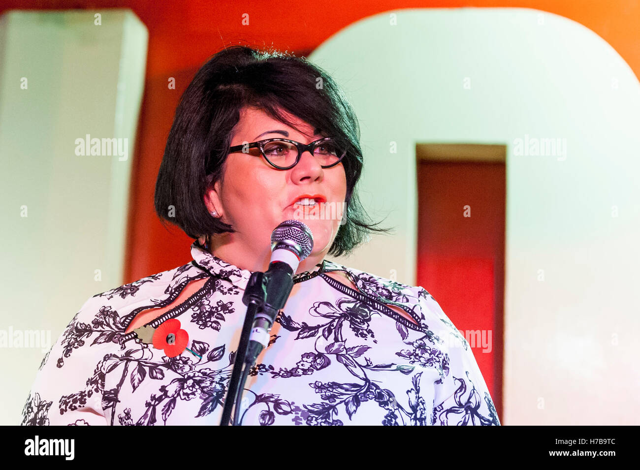 Londra, Regno Unito. 4 novembre 2016. Il sindaco di Londra, Sadiq Khan, annuncia che scrittore, DJ, performer e diruttori Amy Lamé (nella foto) è stato nominato a Londra la prima notte lo Zar. L'annuncio è stato fatto alla 100 Club, un iconico music venue in Soho. Il ruolo di paladino della Londra vita notturna sia nel Regno Unito e a livello internazionale e di creare una visione per Londra come 24-ora città. Credito: Stephen Chung / Alamy Live News Foto Stock