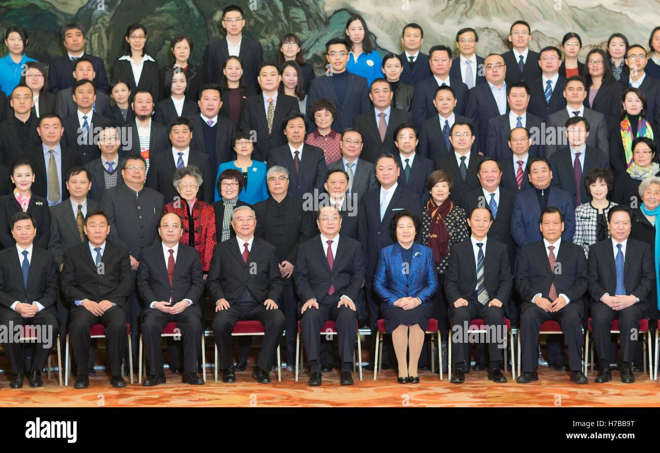 Pechino, Cina. 4 Novembre, 2016. Yu Zhengsheng, presidente del Comitato nazionale del la Conferenza consultiva politica del popolo cinese (Cpcpc), incontra i rappresentanti in una riunione del consiglio della Cina Soong Ching Ling Foundation (CSCLF) a Pechino, capitale della Cina, nov. 4, 2016. © Ding Lin/Xinhua/Alamy Live News Foto Stock