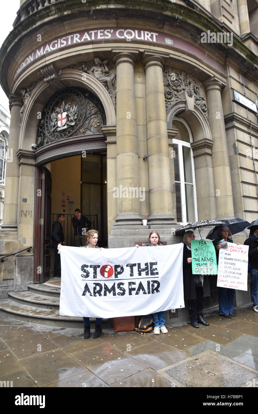 Londra Pretura, Mansion House, London, Regno Unito. Il 4 novembre 2016. La protesta di solidarietà al di fuori della città di Londra il magistrato corte per Isa Al-Aali dal Bahrein, che è stato arrestato durante la protesta contro il Farnborough International bracci della fiera cena di gala presso il Museo della Scienza nel luglio 2016 Credit: Matteo Chattle/Alamy Live News Foto Stock