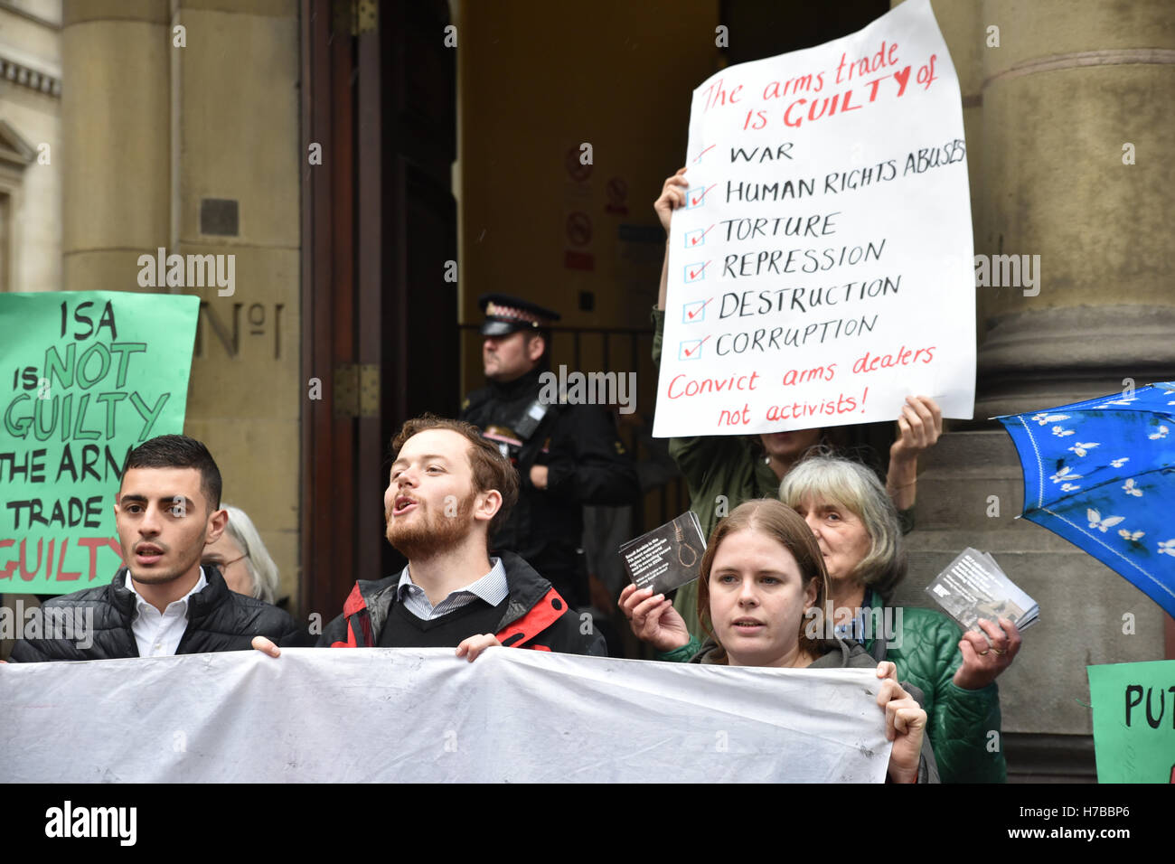 Londra Pretura, Mansion House, London, Regno Unito. Il 4 novembre 2016. La protesta di solidarietà al di fuori della città di Londra il magistrato corte per Isa Al-Aali (sinistra) dal Bahrein, che è stato arrestato durante la protesta contro il Farnborough International bracci della fiera cena di gala presso il Museo della Scienza nel luglio 2016 Credit: Matteo Chattle/Alamy Live News Foto Stock